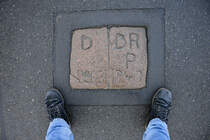 Grenzstein Nummer 243 an der deutsch-dnischen Grenze zwischen Rosenkranz (Kreis Sdtondern) und Rudbl/Ruttebll (Gemeinde Tondern). Aufnahme: 4. Januar 2021.