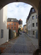 Bautzen, Blick durch das Burgtor auf den Burgplatz mit Wasserturm (03.10.2020)
