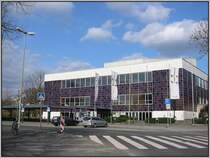 Die Gttinger Stadthalle in Nachbarschaft des Albaniplatztes und des Cheltenham-Parks. Die Aufnahme stammt vom 08.04.2007.