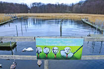 Kunstdruck des Flensburger Knstlers Christian Ristau hngt an das Gelnder der Holzbrcke zwischen Wassersleben und dem Kollunder Wald auf dnischer Seite der Staatsgrenze. Aufnahme: 5. Januar 2021.