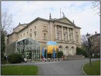 Das 1890 er�ffnete Deutsche Theater in G�ttingen. Der Glaspavillon links wurde im Rahmen eines gr��eren Um- und Anbaus des Theaters Anfang der 80er Jahre des letzten Jahrhunderts errichtet. Die Aufnahme stammt vom 27.03.2005.