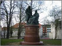 Zwei ber�hmte Pers�nlichkeiten der Georg-August-Universit�t in G�ttingen, Carl Friedrich Gau� und Wilhelm Weber werden mit diesem Denkmal auf dem Wall geehrt. Die Aufnahme stammt vom 08.04.2007. 