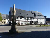 Brenstein, kurschsischen Distanzsule von 1734 und altes Rathaus am Markt (04.10.2020)