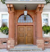 Ottenheim, das Eingangsportal des alten Rathauses von 1911, Sept.2020