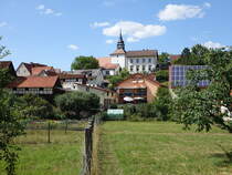 Frickenhausen, Ausblick auf das Pfarrhaus und die St. Georg Kirche (08.07.2018)