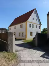 Steinach an der Saale, altes Pfarrhaus, zweigeschossiger, verputzter Fachwerkbau mit Satteldach, erbaut 1606 (08.07.2018)