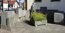 Auenheim, das Denkmal f�r die Gefallenen der beiden Weltkriege neben der Kirche, Aug.2020