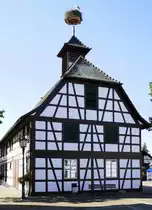 Auenheim, viele sch�ne Fachwerkgeb�ude gibt es im Ort, Aug.2020