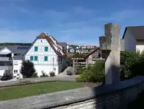 Eisingen, Fachwerkhaus und Steinkreuz in der Kirchstra�e (12.08.2017)