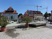 J�hlingen, Brunnen und Geb�ude am Kirchplatz (12.08.2017)