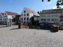 Niefern, H�user und Denkmal an der Hauptstra�e (12.08.2017)