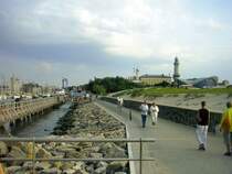 Blick zum Leuchtturm von Warnem�nde, 2004