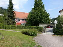 Aistaig, Fachwerkhaus und Tor am Kirchplatz (19.08.2018)