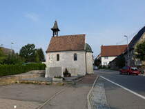 Grosselfingen, Kapelle St. Wendelin, verputzter Saalbau mit halbrunder, eingezogener Apsis und Dachreiter, erbaut 1737 (19.08.2018)