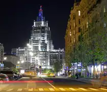 Blick am Abend des 12.05.2018, von der Twerskaja Ulitza in der N�he der Tschaikowski Concept Hall, in Richtung Nordost. Das abgebildete Geb�ude m�sste die Bank of Moscow sein.