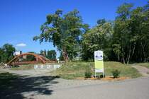 Blick auf die Theaterinsel, mit ehemaligem Eingang zum Theater, Hinweisschild und  Theaterbr�cke 