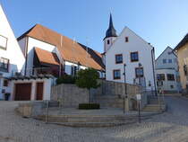 Obertrubach, kath. Pfarrkirche St. Laurentius, sptgotischer Turm, moderner Saalbau von 1954 (13.10.2018)