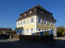 Stragiech, Pfarrhaus, zweigeschossiger Mansardwalmdachbau, erbaut im 18. Jahrhundert (13.10.2018)