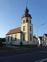 Drrfeld, kath. Pfarrkirche Maria Geburt, Chorturmkirche, erbaut um 1700 (14.10.2018)