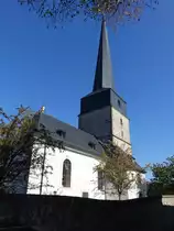 Rothmannsthal, kath. Pfarrkirche Maria Himmelfahrt, Chorturmkirche aus dem 14. Jahrhundert, tonnengewlbtes Langhaus 1745 von Dionys Finsterwalder (14.10.2018)