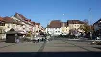 Bad Knigshofen, Huser und Brunnen am Marktplatz (15.10.2018)