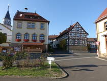 Gollmuthhausen, ehemalige Schule und Fachwerkhaus in der Kirchgasse (15.10.2018)