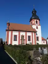 Trappstadt, kath. Pfarrkirche St. Burkard, Chorturmkirche, erbaut von 1711 bis 1715 durch Joseph Greising (15.10.2018)