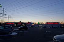 Oststeinbek am 12.2.2021: Einkaufszentrum „Ostkreuz“ im Abendlicht /