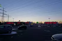 Oststeinbek am 12.2.2021: Einkaufszentrum „Ostkreuz“ im Abendlicht /