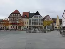 Mellrichstadt, Geb�ude und Brunnen am Marktplatz (16.10.2018)