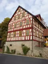 M�hlfeld, historisches Pfarrhaus, Obergeschoss und Giebel aus Zierfachwerk, erbaut 1552 (16.10.2018)