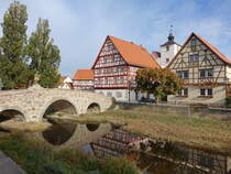 Nordheim von der Rhn, Steinbrcke ber die Streu und Fachwerkhuser in der unteren Torgasse (16.10.2018)