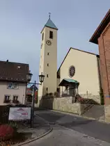 Roth, kath. Pfarrkirche St. Antonius von Padua, Saalkirche mit seitlich stehendem Turm, erbaut von 1959 bis 1960 durch Hanns Ruppel (16.10.2018)
