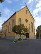 Stadtschwarzach, kath. Pfarrkirche Hl. Kreuz, Saalbau mit eingezogenem Chor und s�dlich anschlie�endem Turm, Chor erbaut 1467, neugotisches Langhaus von 1868 (16.10.2018)