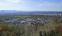 L�rrach, Blick vom T�llinger Berg Richtung S�d-West, im Vordergrund die H�user von Weil am Rhein, dahinter Stadt Basel und die Berge der Schweizer Jura, Okt.2020