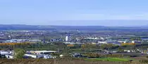 Lörrach, Blick vom Tüllinger Berg auf Weil am Rhein, dahinter die Gemeinde Sankt Ludwig (Saint-Louis) im Elsaß und vor der Hügelkette der Europa Airport bei Basel, Okt.2020