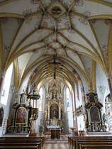 Ering, gotischer Innenraum mit sptarockem Hochaltar in der Pfarrkirche Maria Himmelfahrt (20.10.2018)