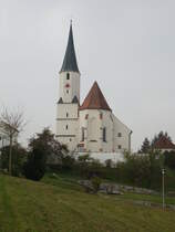 Stubenberg, kath. Pfarrkirche St. Georg und Urban, erbaut im 13. Jahrhundert (20.10.2018)