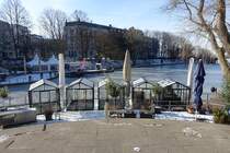 Hamburg am 14.2.2021: Eilbekkanal an der Mundsburger Brcke mit einem Gastronomiebetrieb, der trotz seiner „Corona-Buden“ (zweckentfremdete Gewchshuser) nicht ffnen durfte /