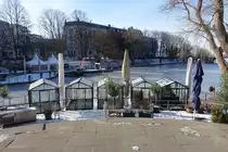 Hamburg am 14.2.2021: Eilbekkanal an der Mundsburger Br�cke mit einem Gastronomiebetrieb, der trotz seiner „Corona-Buden“ (zweckentfremdete Gew�chsh�user) nicht �ffnen durfte /