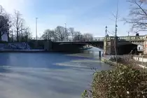 Hamburg am 14.2.2021: Schwanenwikbr�cke, Alsterzulauf Mundsburger Kanal, verbindet die Stadtteile Links Hohenfelde mit rechts Uhlenhorst /