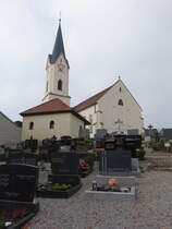 Weng, kath. Pfarrkirche St. Johannes, Chor und Kirchturm erbaut im 15. Jahrhundert, Langhaus neugotisch (20.10.2018)