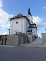 Hutthurm, kath. Pfarrkirche St. Martin, Saalkirche mit eingezogenem Rechteckchor, erbaut von 1746 bis 1750, Westturm sp�tgotisch (21.10.2018)