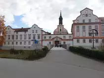 Neuhaus am Inn, Schloss und kath. Dreifaltigkeitskirche, Schloss erbaut von 1750 bis 1752, Kirche erbaut 1904 (21.10.2018)