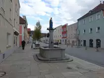 Obernzell, Mariens�ule und H�user am Marktplatz (21.10.2018)