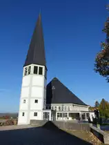 Hinterschmiding, kath. Pfarrkirche Christus dem Auferstandenen, erbaut von 1969 bis 1971 durch den Architekten Hans Beckers (22.10.2018)