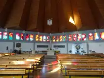 Hinterschmiding, Innenraum der kath. Pfarrkirche, Kunstwerke von Leopold Hafner, Glasfenster von Erich Horndasch (22.10.2018)