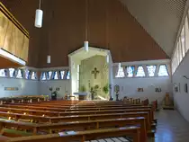 Jandelsbrunn, moderner Innenraum der Pfarrkirche Maria Unbefleckte Empf�ngnis, erbaut von 1961 bis 1963 durch den Architekten Beckers (22.10.2018)