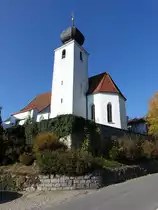 Neuhofen, kath. Pfarrkirche Vierzehn Nothelfer, Saalkirche mit Polygonalchor und Chorflankenturm, erbaut um 1500 (22.10.2018)