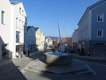 Waldkirchen, Marktbrunnen und Huser am Marktplatz (22.10.2018)